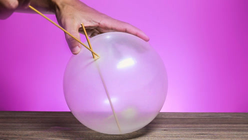 用抹了油的竹签扎气球,扎几根球都不会爆!这是什么科学原理?