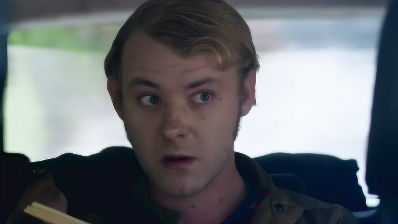 丛林怪物:小伙拿着姐姐的笔记本,和朋友一起开车去找她