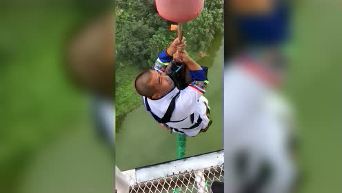 小伙蹦极要吓死了,大喊:哥,我错了,我都出汗了,太搞笑了!