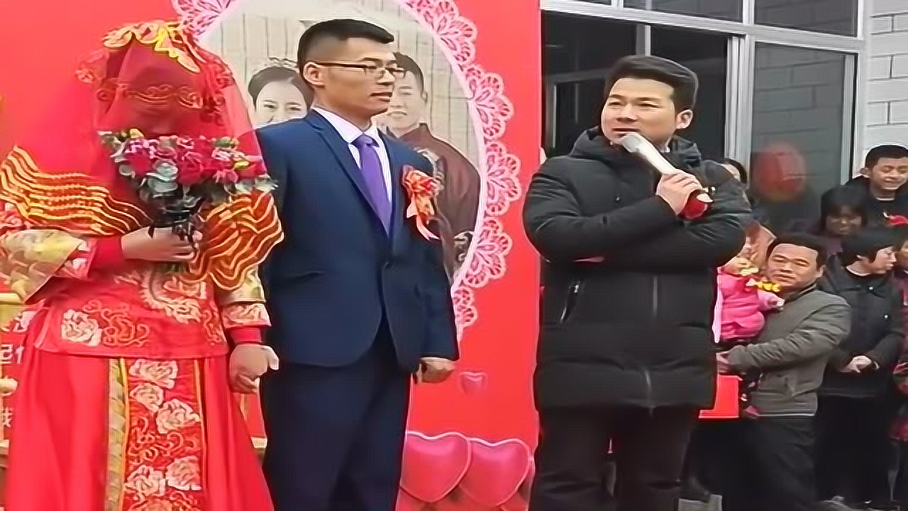 农村婚礼现场,这司仪肯定是娘家人派来的,太搞笑了!
