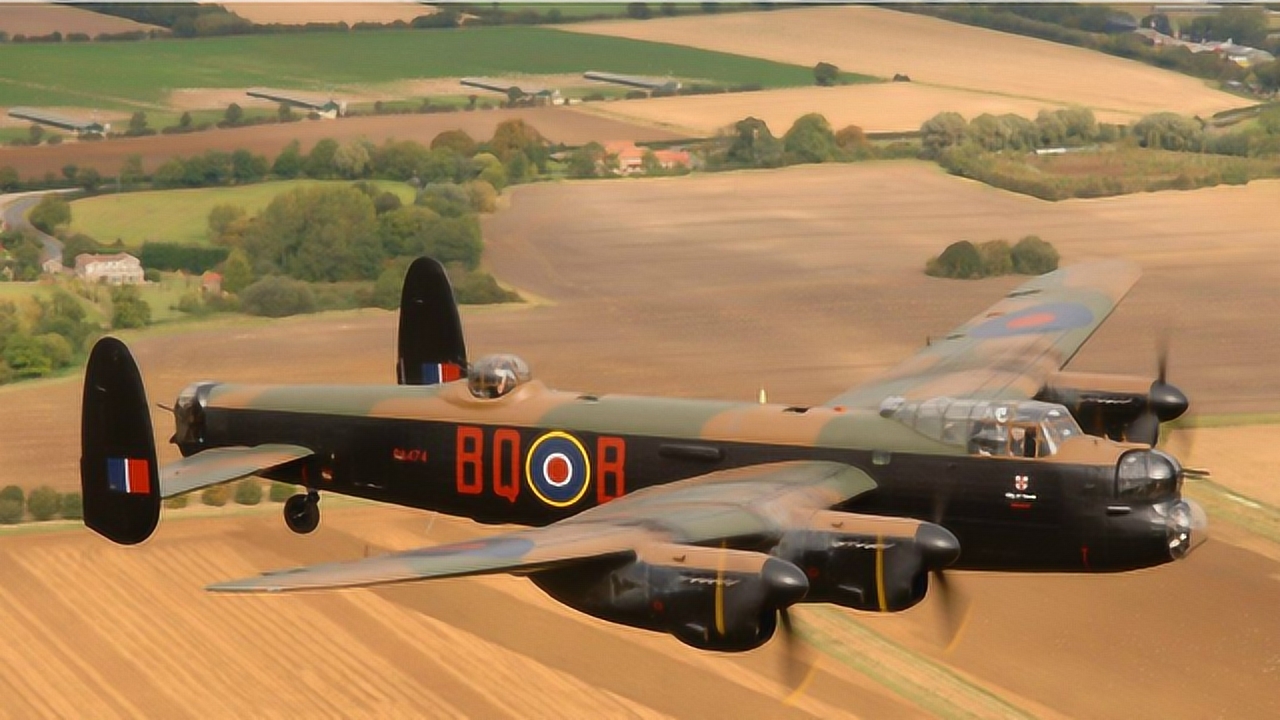 英国三大支柱重轰之首一代名机"兰开斯特"轰炸机,曾击沉号称最顽强的