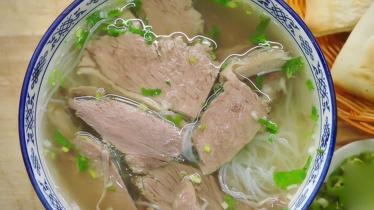 一碗上好的澄城水盆牛肉,汤清,肉烂,月牙饼,缺一不可