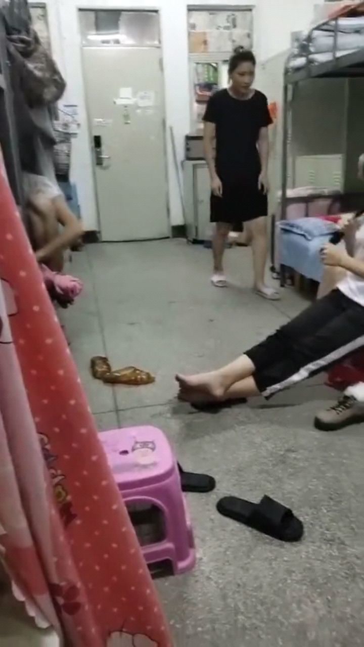 电子厂女生宿舍,美女都没有对象,下了班只能在宿舍呆着!