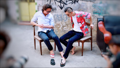 许知远与五条人阿茂当街交换人字拖 感叹心都野了|十三邀