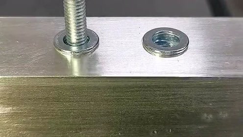 左边安装的是圆柱拉铆螺母,右边是六角拉铆螺母,搞不懂它们有什么