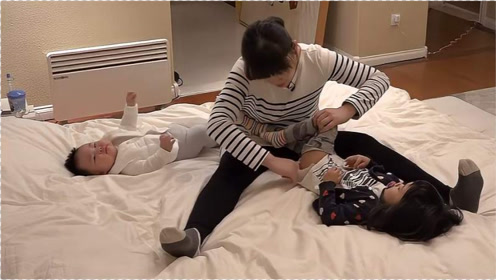 梅婷给快快换尿布,阳阳在旁边哼唧叫唤不停!带俩娃不容易啊!