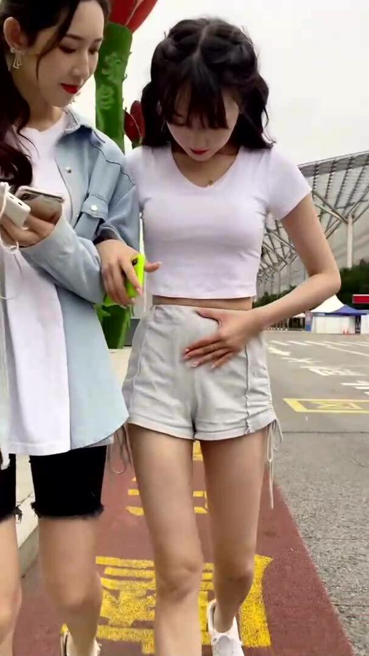 可爱的小姐姐,摸摸肚子好像饿了