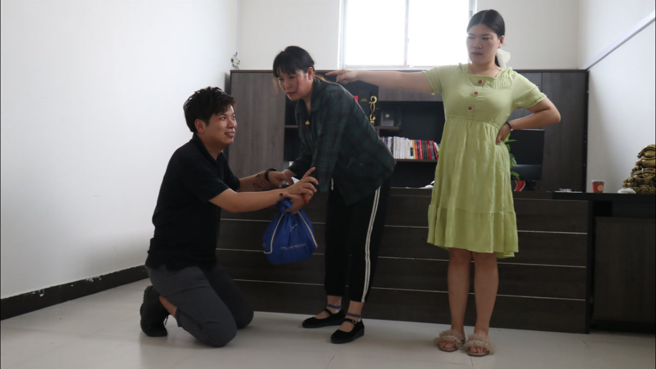 农村母亲来公司看女儿,女儿嫌丢人装作不认识,董事长见面就下跪