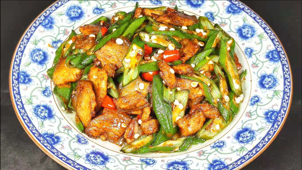 秋葵炒五花肉的家常做法,肉香四溢的秋葵脆嫩又爽口,别提多好吃了