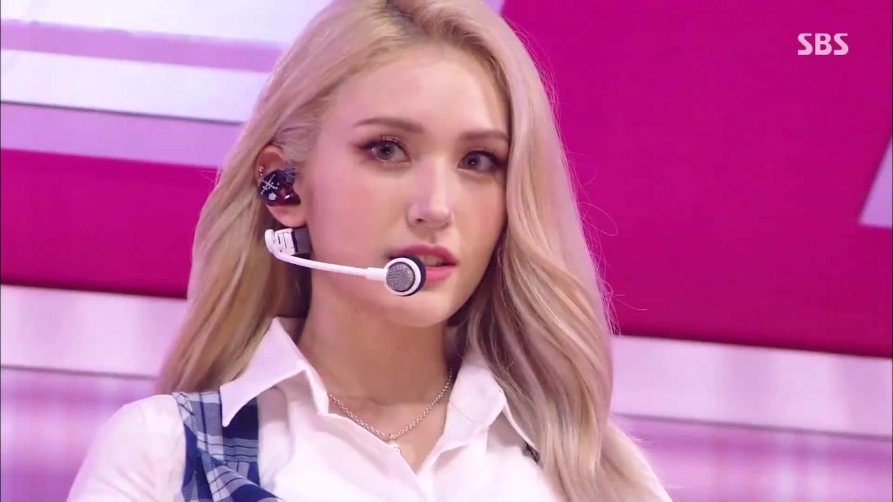 somi《dumb dumb》回归初舞台