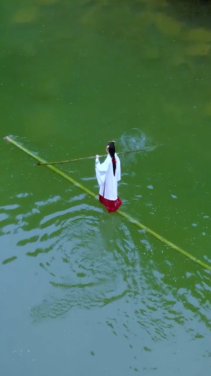 贵州遵义一女孩从7岁开始,苦练15年,终于练会水上独竹漂