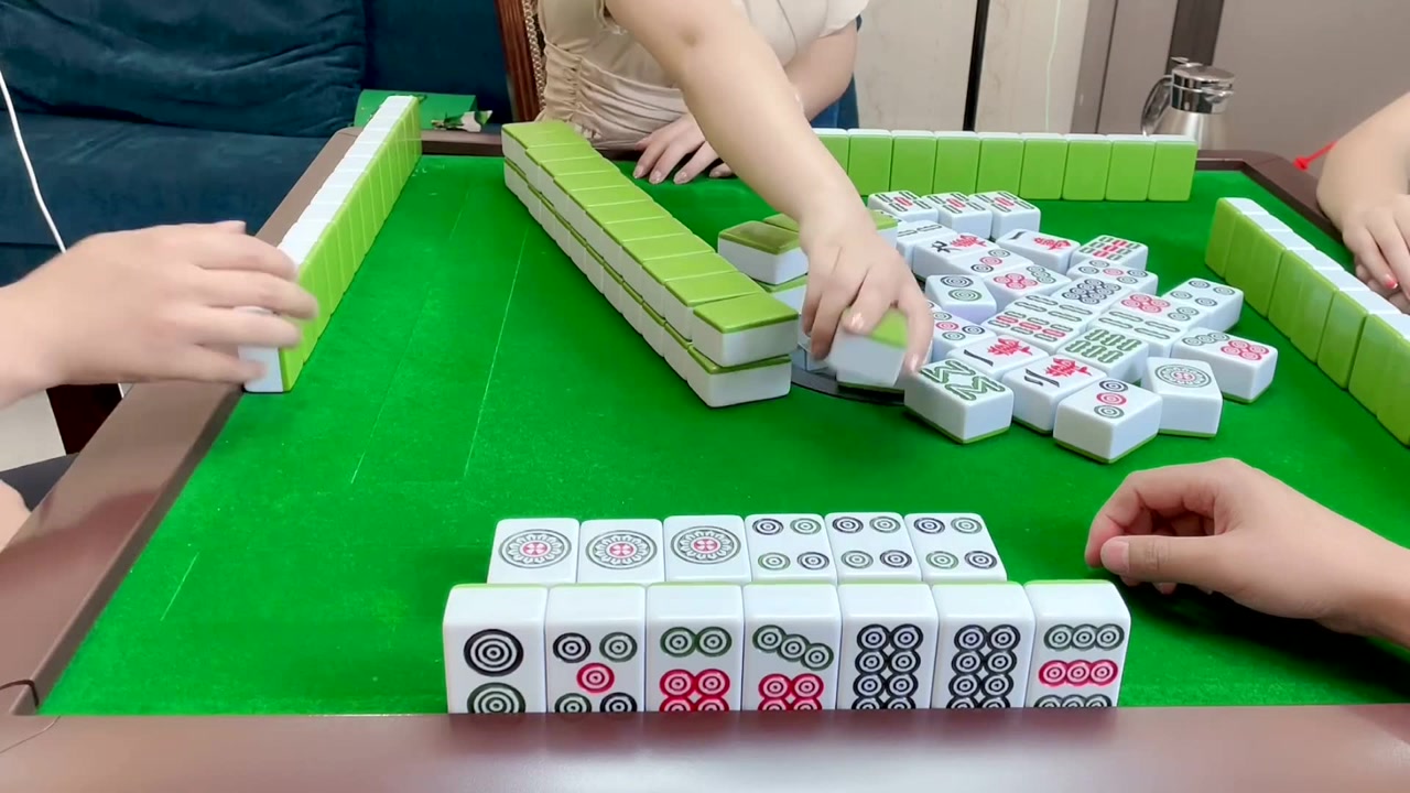 四川麻将:逮完芳芳后赶紧跑,不给她寻仇的机会