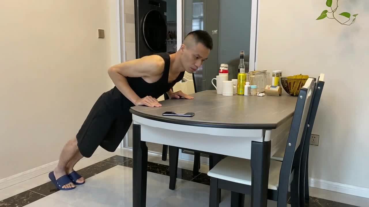 打卡囚徒健身第39天:俯卧撑缓慢升级中,举腿是真的难,无进步!