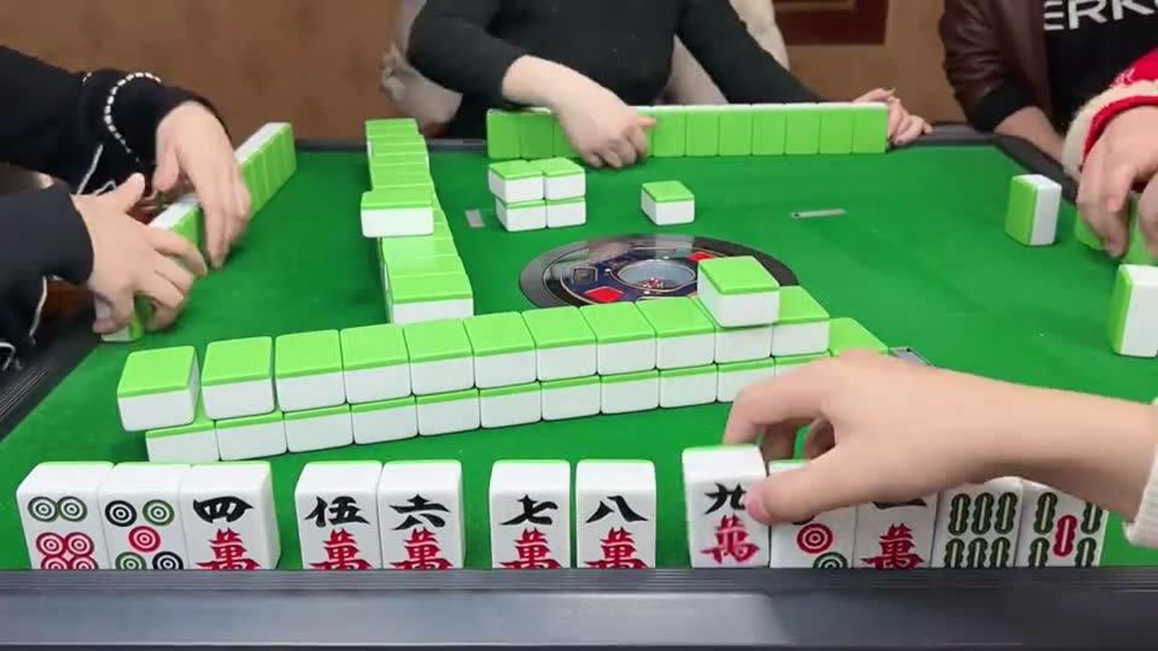 真人麻将:这个九万才来的合适,不然我顺摸卡三万!