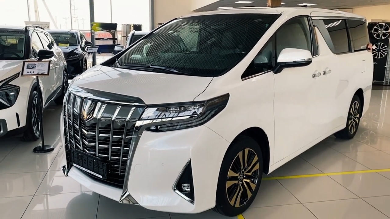 新车到店,实拍2022款丰田埃尔法,近距离了解后,还想着gl8吗?