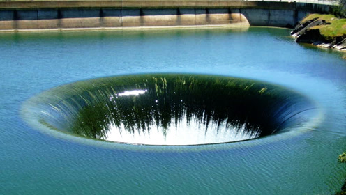 看到海上有吓人的漩涡,男子果断跳了进去!好吓人!