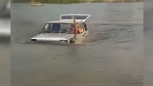 开船的哥们买了车以后,没想到这习惯一时没改过来,这下尴尬了