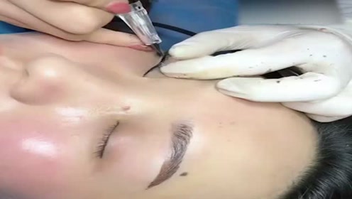 美女硬是花2000块钱纹了个美瞳线,看着好疼,你看看值不值