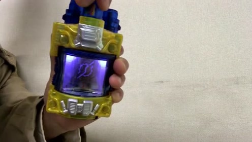 中二小哥自导自演模仿假面骑士build战兔天才形态变身