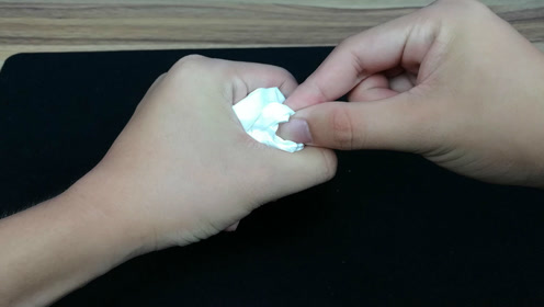 为什么将纸巾塞入到手中,打开后不见了?这个魔术设计告诉你