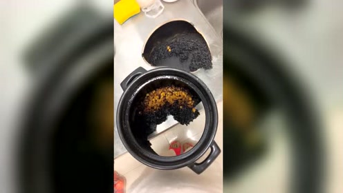把锅烧穿了,底掉了,妈妈回来了咋办!