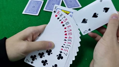 小伙拿了一手烂牌,本来应该输的牌型,结果最后却机智化解