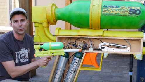 老外制作超大水枪,16500kpa的威力,能轻松吹破玻璃?