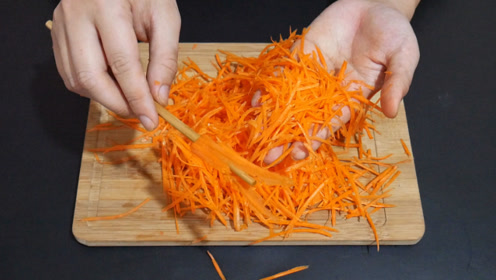 切红萝卜丝原来这么简单,只需一根筷子,又快又均匀,方法太棒了
