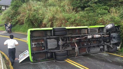 女司机开着公交车漂移,差点翻车