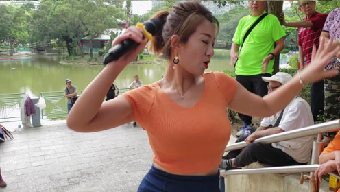 靓女街头艺人芯仪公园dj《夜之光》舞的唱的真给力