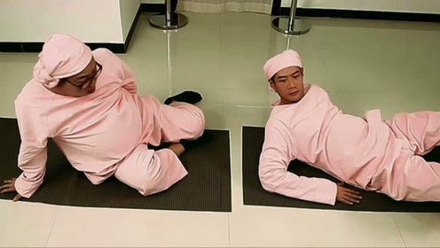 你们见过男人怀孕吗!哥俩挺着大肚子,在医院和老师一起做孕操!