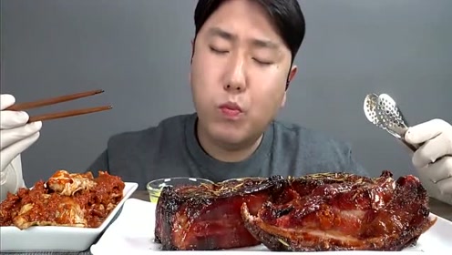 大胃王胃口超好,油乎乎的肉块,配辣白菜,吃的真过瘾