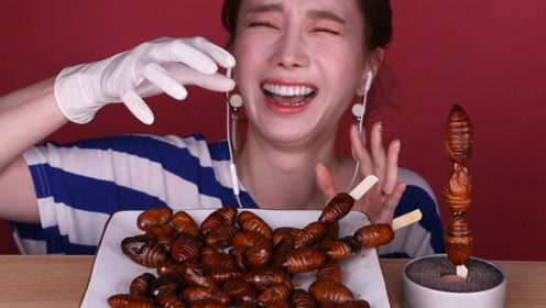 小姐姐挑战吃东北烤蚕蛹,看这崩溃的表情太搞笑了,你敢吃吗