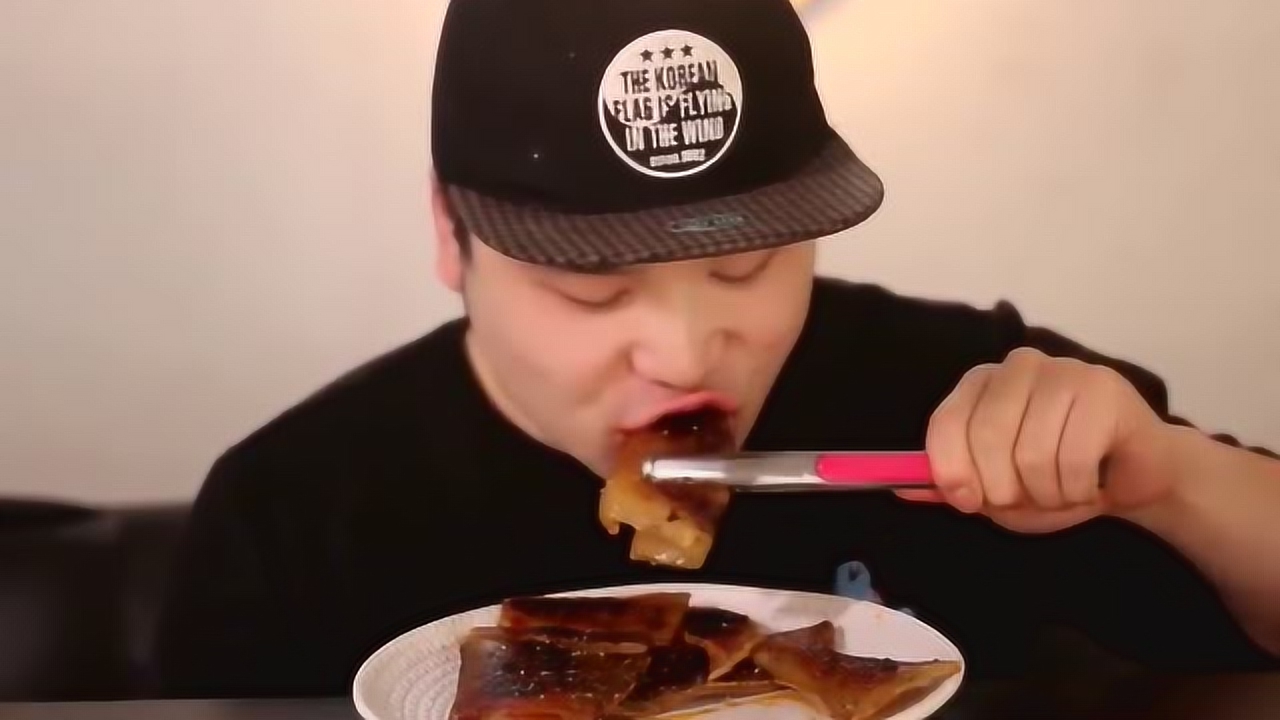 韩国大胃王胖哥吃烤猪皮,大口咬着吃嚼大半天才吞下去!