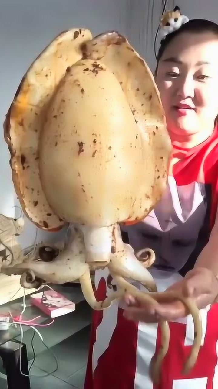 胖姐大口吃八爪鱼爆头,这吃相太豪放了,我都忍不住了!