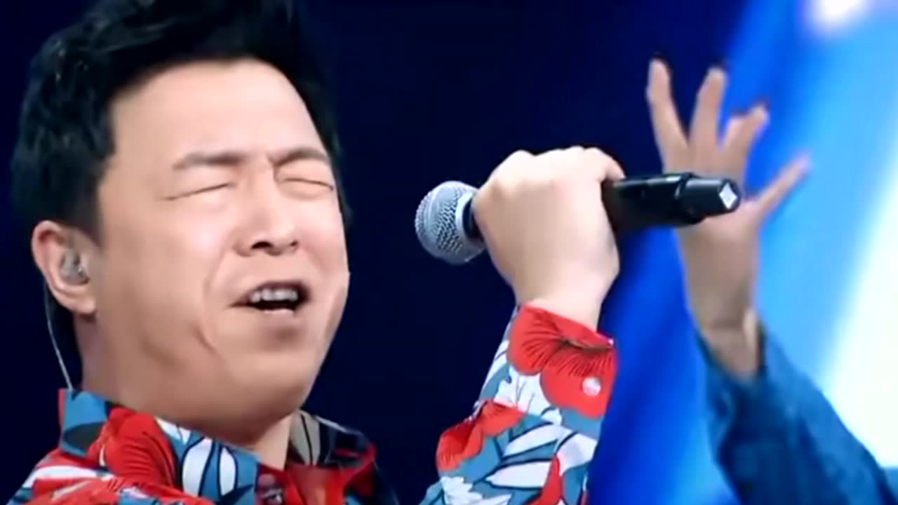 黄渤华晨宇同台演唱串烧