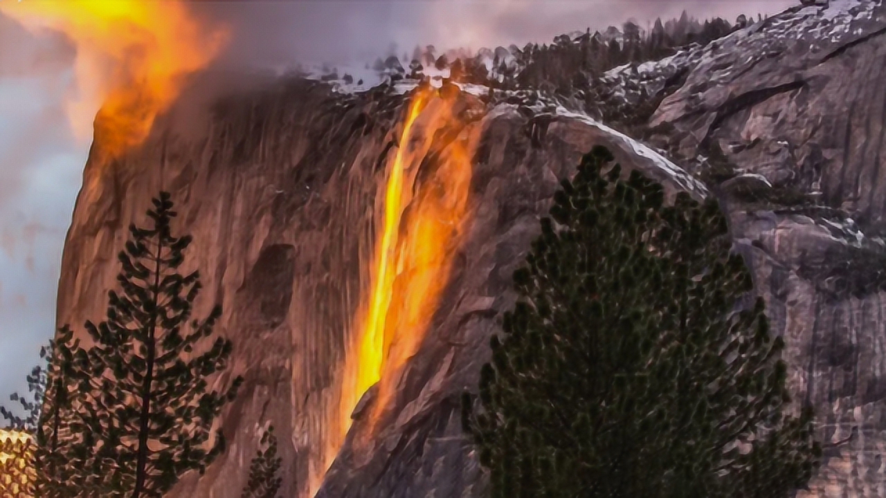 美国神奇的"火瀑布",看起来好像流动的岩浆,游客纷纷拍照纪念