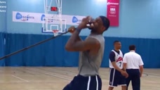 NBA轻视时刻：詹姆斯这波操作我看笑了，不愧是现役逗比第一人！