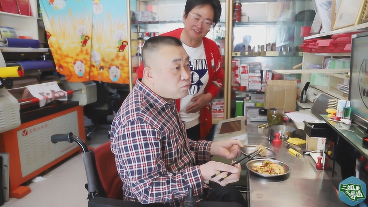 二姐整了一锅谷面窝头,轮椅老公嘴上说着难吃可全都吃完了,幸福