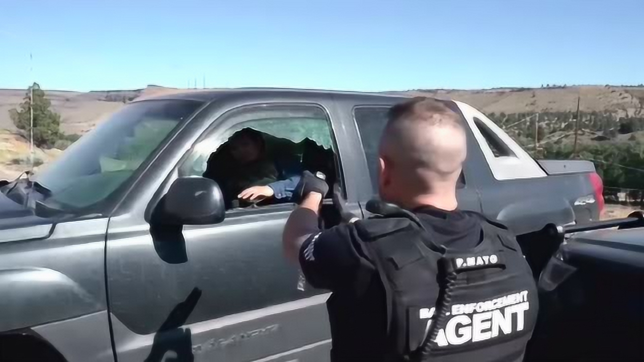 美国赏金猎人抓捕逃犯现场,为了拿到超高报酬,简直是在拿命工作
