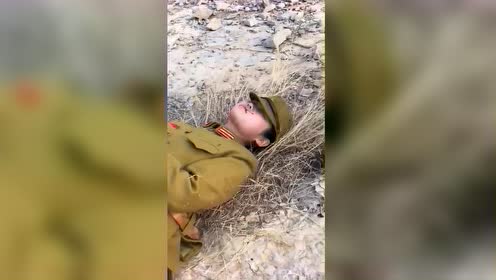 实拍拍戏现场,原来刺刀都是这样刺入腹部的,下一秒就见血了!