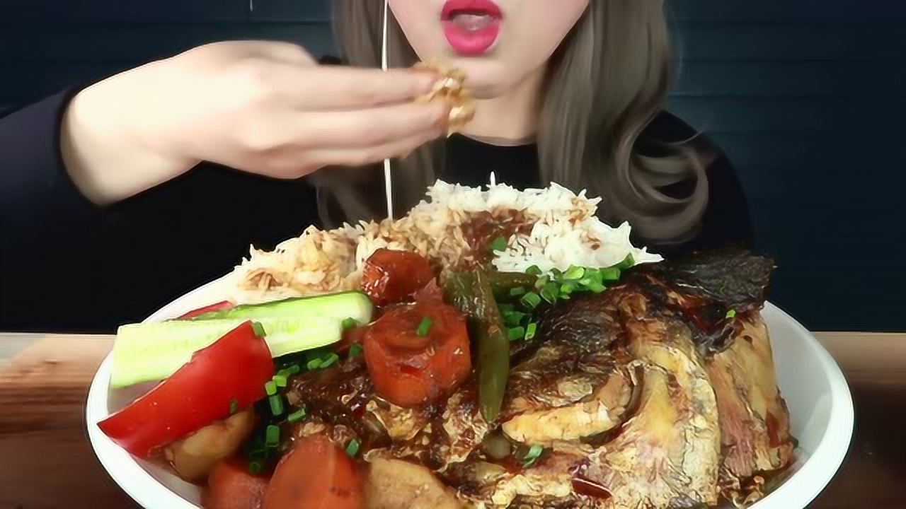 鱼头咖喱吃播,小美女吃起来真惊艳