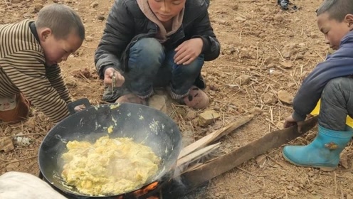 四川大凉山:生活条件艰苦,一群小孩就在地上做饭,你敢吃吗?