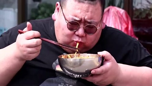 400斤的大胖子去外婆家吃饭,一碗手擀面下肚后,突然又感慨了许 !!