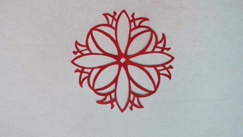 百合花剪纸,这个剪纸是四朵百合花的侧面,很漂亮哟,动手剪吧!