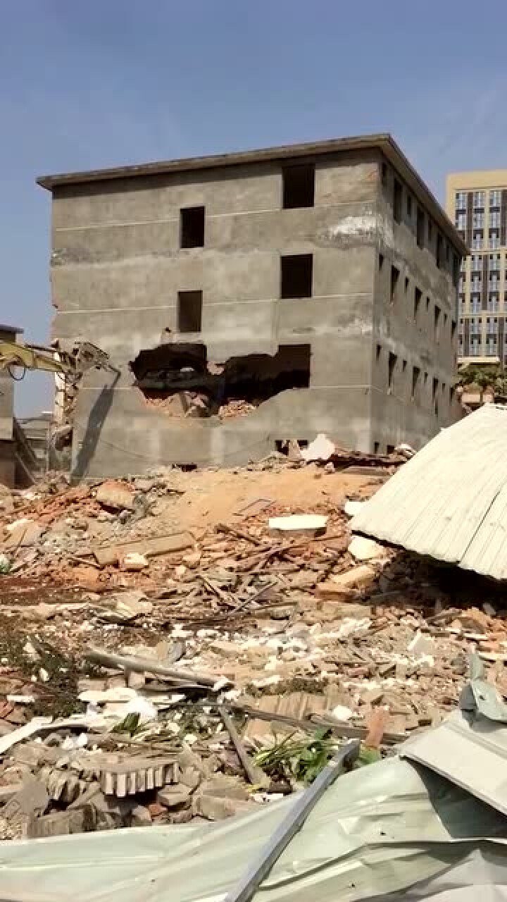 牛人操作钩机拆楼,三层楼房一秒变废墟,这技术真牛了!