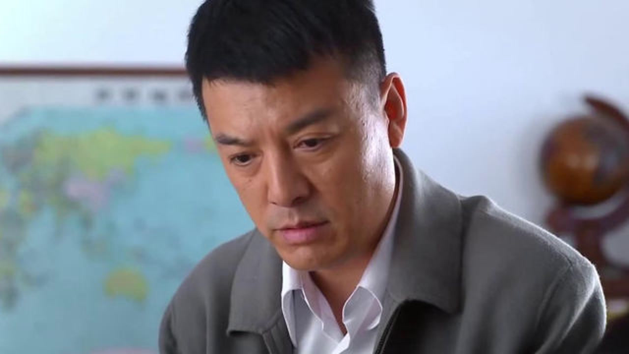 满仓进城:陈老师帮打饭,谁知一打开盖,闻着味她都想吐了