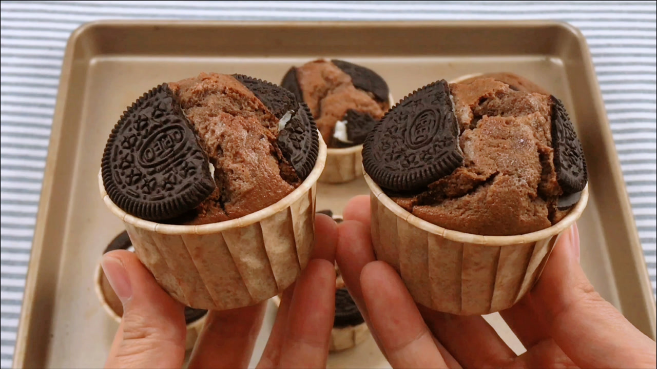 带着咖啡跟可可风味的摩卡咖啡奥利奥玛芬蛋糕,好看又好吃