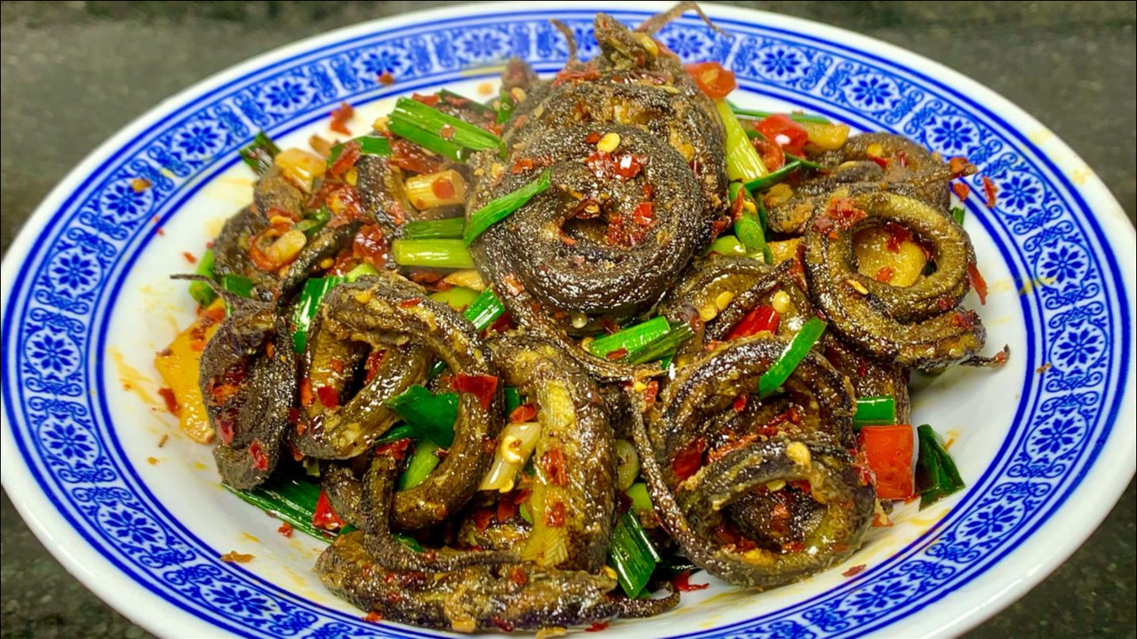 教你手撕黄鳝怎样做才最好吃?酥香美味,鲜辣开胃,是下酒硬菜