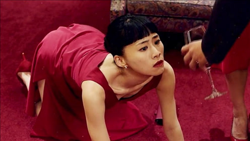 美女为了成女主角,趴在地上学狗叫撕对方衣服为了成名连尊严都不